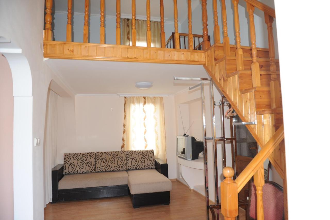 Apartment on Prospekt Mira 71 Sukhumi Bagian luar foto