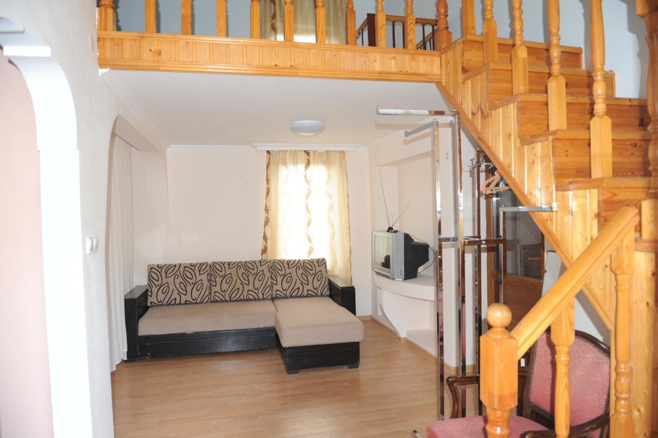 Apartment on Prospekt Mira 71 Sukhumi Bagian luar foto